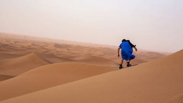 Vue Arrière Sandboarder Habillé Touareg Gandoura Chevauchant Sable Sur Les — Photo