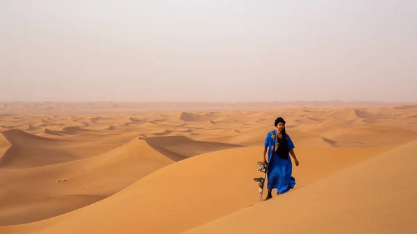 Blick Auf Sandboarder Touareg Gandoura Mit Sandbrett Gekleidet Und Fuß — Stockfoto