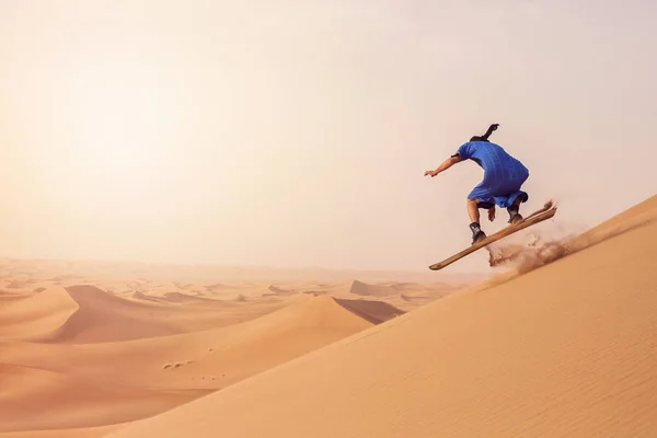 Pohled Sandboardér Oblečený Touaregu Gandoura Při Jízdě Písečném Plavidle Dunách — Stock fotografie