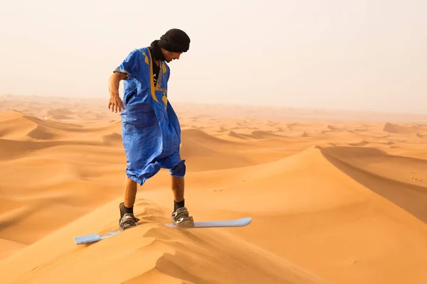 Sandboarder Vestido Touareg Gandoura Desfrutando Enquanto Está Com Placa Areia — Fotografia de Stock