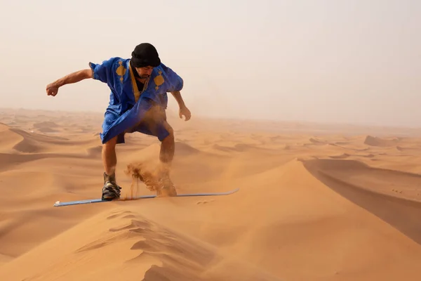 Sandboarder Vestido Touareg Gandoura Saltando Enquanto Montava Prancha Areia Dunas — Fotografia de Stock