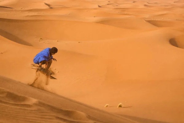 Sandboarder Klädd Touareg Gandoura Hoppa Medan Ridning Sand Ombord Sanddyner — Stockfoto