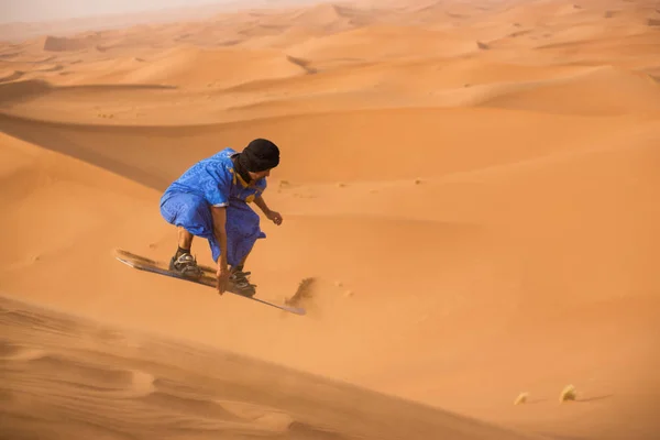 Sandboarder Dressed Touareg Gandoura Jumping While Riding Sand Board Dunes — Stock Photo, Image