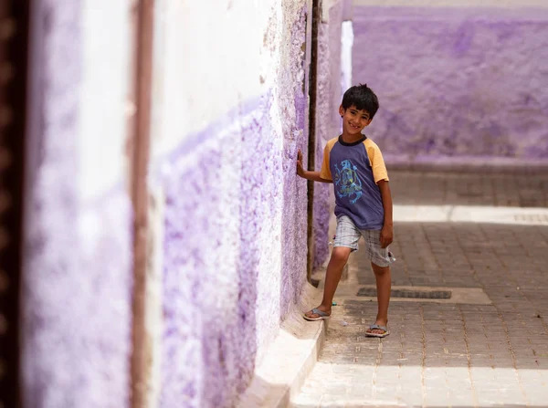 Menino Sorrindo Enquanto Estava Entre Casas Rua Velha Dia Ensolarado — Fotografia de Stock