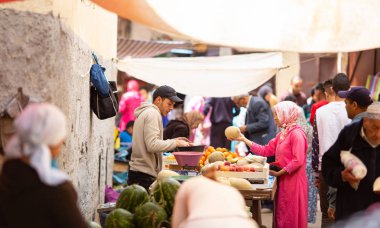 güneşli bir günde eski sokakta geleneksel çarşıda faslı insanlar, Fez, Fas 