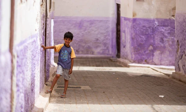 Menino Sorrindo Enquanto Estava Entre Casas Rua Velha Dia Ensolarado — Fotografia de Stock