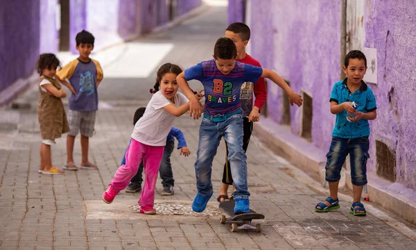 Grupo Crianças Pequenas Com Skate Divertindo Juntos Rua Velha Dia — Fotografia de Stock