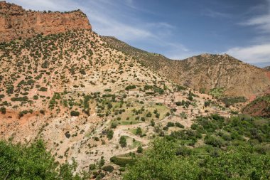 güneşli bir günde Orta Atlas dağlarının manzara görünümü, Fas