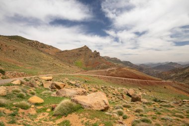 güneşli bir günde Orta Atlas dağlarının manzara görünümü, Fas
