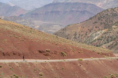 kaykaycı güneşli bir günde Orta Atlas dağları arasında yolda paten sürme, Fas 