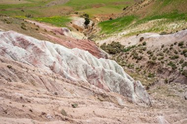 güneşli bir günde Orta Atlas dağlarının manzara görünümü, Fas