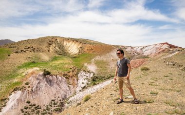Dağlarda erkek yürüyüşçü, yukarıdan manzaralı.