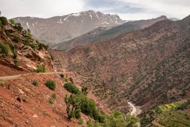 Güneşli bir günde Fas 'ın dağlık manzarası