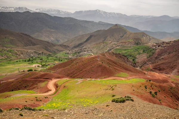 Eski geleneksel kasbah köyü ile Orta Atlas Manzara, Fas