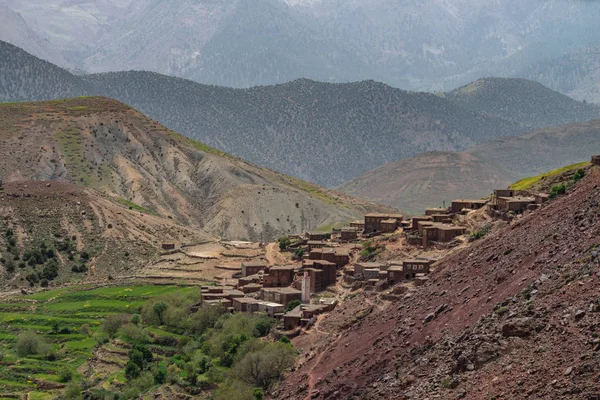 Eski geleneksel kasbah köyü ile Orta Atlas Manzara, Fas