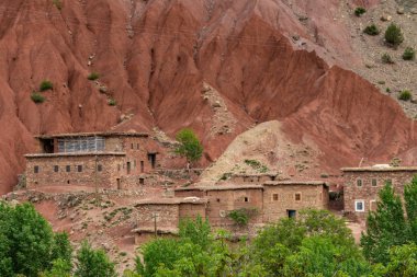 Orta Atlas dağlarında kerpiç evler ile eski geleneksel kasbah köyü, Fas