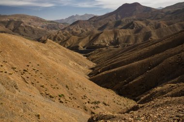 Güneşli bir günde Fas 'ın dağlık manzarası
