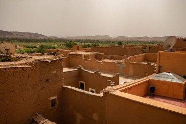 Güneşli bir günde eski geleneksel evlerle şehrin panoramik manzarası, Fas