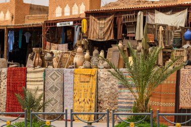 Güneşli bir günde eski Arap geleneksel kentindeki sokak pazarı manzarası 