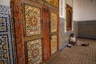 Caminin içi ve kattaki adam. 