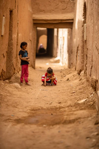 Crianças Brincando Rua Velha Dia Ensolarado Marrocos — Fotografia de Stock