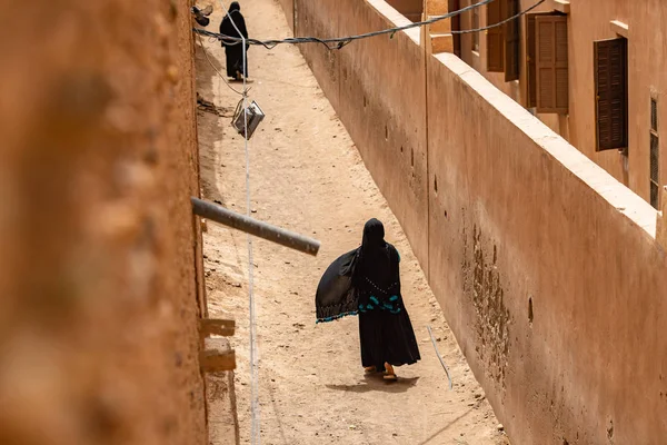Kobiety Abayas Spacery Wśród Budynków Starym Arabskim Tradycyjnym Mieście Słoneczny — Zdjęcie stockowe