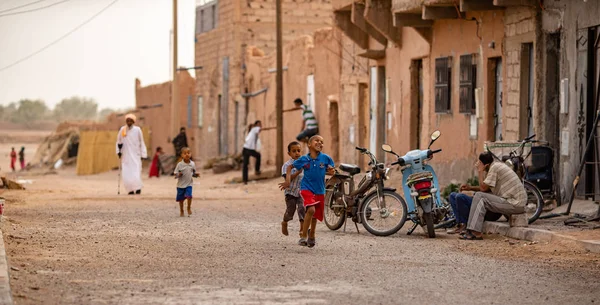 Bambini Che Giocano Nella Vecchia Strada Giorno Sole Marocco — Foto Stock