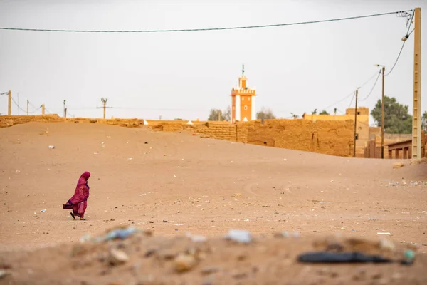 Donna Abito Arabo Tradizionale Che Cammina Vicino Alla Città Vecchia — Foto Stock