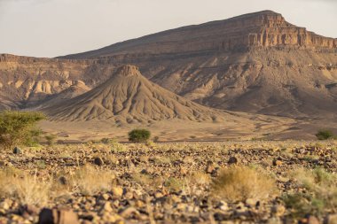 Güneşli bir günde Fas 'ın dağlık manzarası