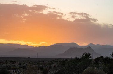 Atlas dağlarının güneşin doğuşundaki manzarası, Fas 