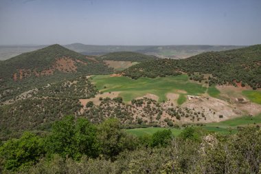 Güneşli bir günde Fas 'ın dağlık manzarası