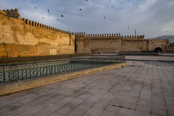 güneşli bir günde eski geleneksel Müslüman mezarlığı çit, Fes, Fas