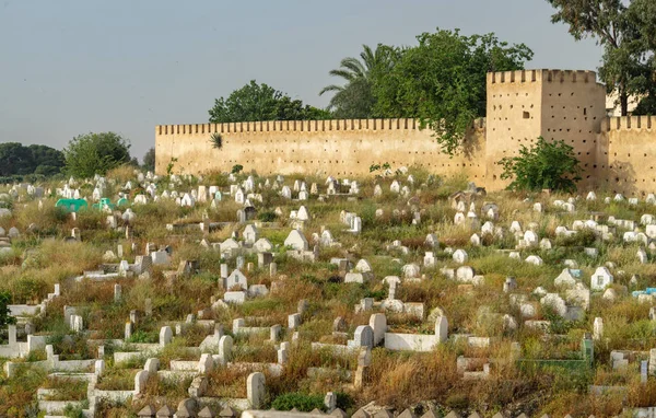 güneşli bir günde eski geleneksel Müslüman mezarlığı, Fez , Fas