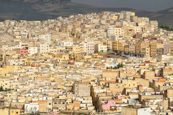 güneşli bir günde eski geleneksel evler ile Fez şehir panoramik görünümü , Fas