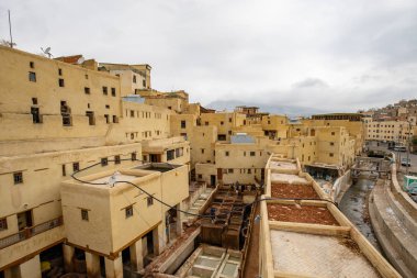 güneşli bir günde eski geleneksel evler ile Fez şehir panoramik görünümü , Fas