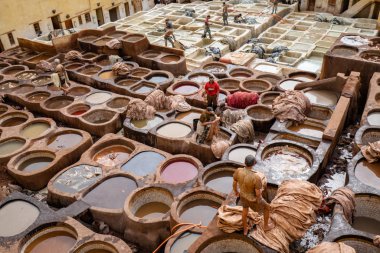 Fes, Fas'ta eski tabakhanede geleneksel şekilde deri tinting işçiler 