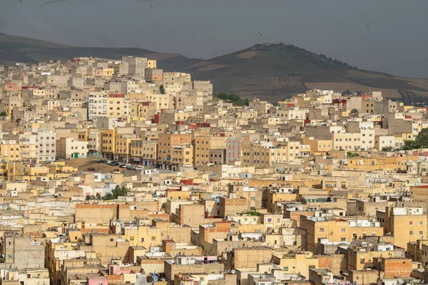 güneşli bir günde eski geleneksel evler ile Fez şehir panoramik görünümü , Fas