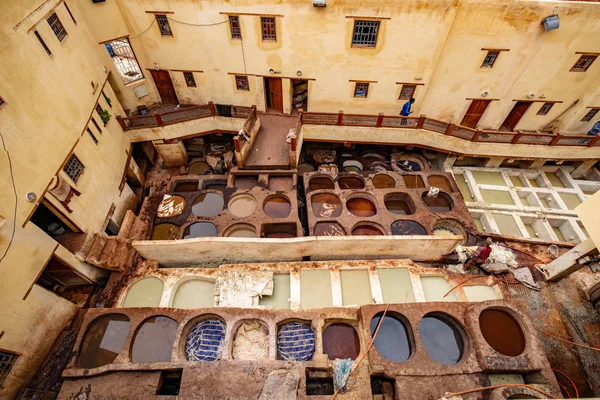 Lavoratori Che Lavorano Duramente Nella Vecchia Conceria Fes Marocco — Foto Stock