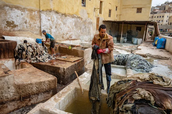 Trabalhadores Tingir Couro Forma Tradicional Curtume Velho Fes Marrocos — Fotografia de Stock