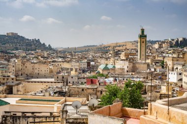 güneşli bir günde eski geleneksel evler ile Fez şehir panoramik görünümü , Fas