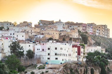güneşli bir günde eski geleneksel evler ile Fez şehir panoramik görünümü , Fas
