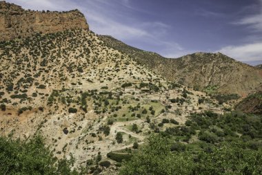 Güneşli bir günde Fas 'ın dağlık manzarası
