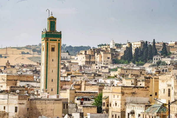 güneşli bir günde eski geleneksel evler ile Fez şehir panoramik görünümü , Fas