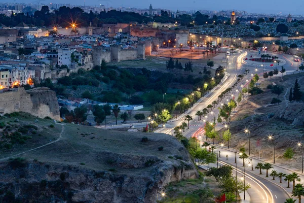 Fez şehir, Fas ışıklı evlerin gece görünümü