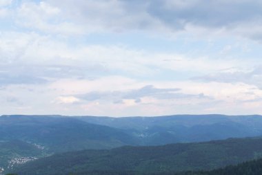 Almanya'da Kara Orman'daki tepelerde manzara