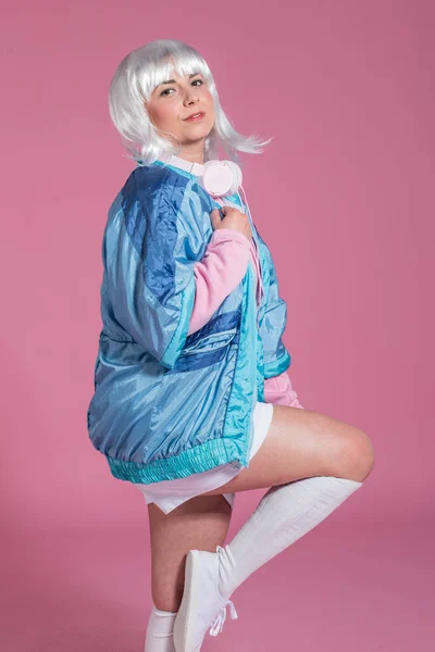 Mujer Joven Con Ropa Retro Escuchando Música Bailando Sobre Fondo — Foto de Stock