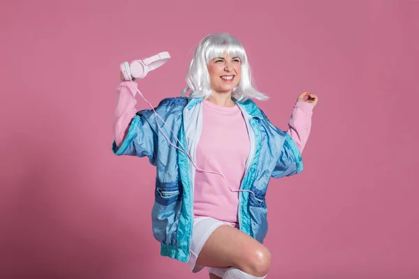 Mujer Joven Con Ropa Retro Escuchando Música Bailando Sobre Fondo — Foto de Stock