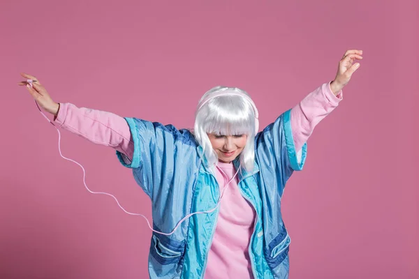 Mujer Joven Con Ropa Retro Escuchando Música Bailando Sobre Fondo — Foto de Stock