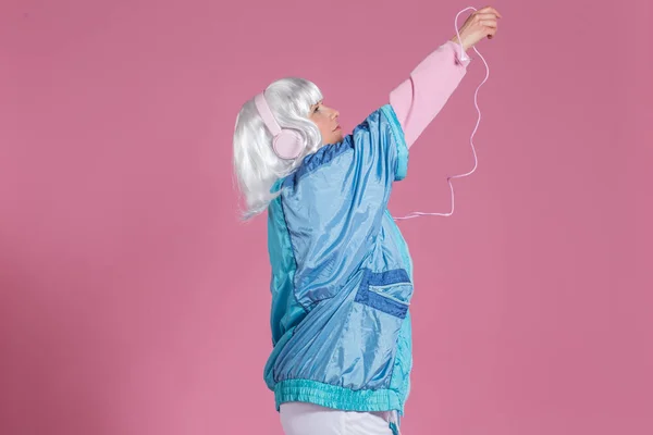 Mujer Joven Con Ropa Retro Escuchando Música Bailando Sobre Fondo — Foto de Stock