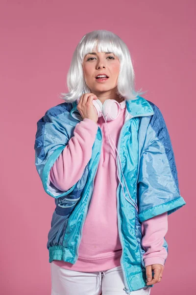 Jeune Femme Avec Des Vêtements Rétro Écouter Musique Danser Sur Photos De Stock Libres De Droits